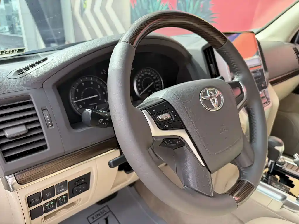 Toyota Land Cruiser 2020 — фото 6