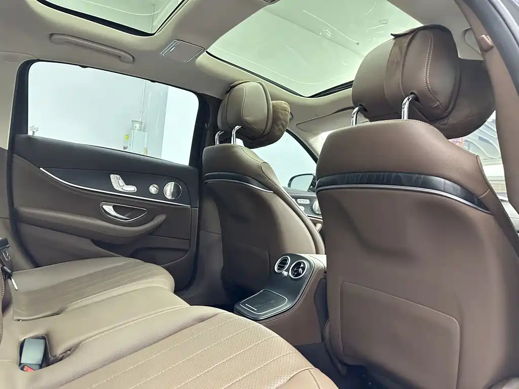 Mercedes-Benz E-Class 2023 — фото 15