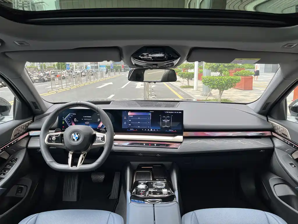 BMW 5 Series 2025 — фото 10