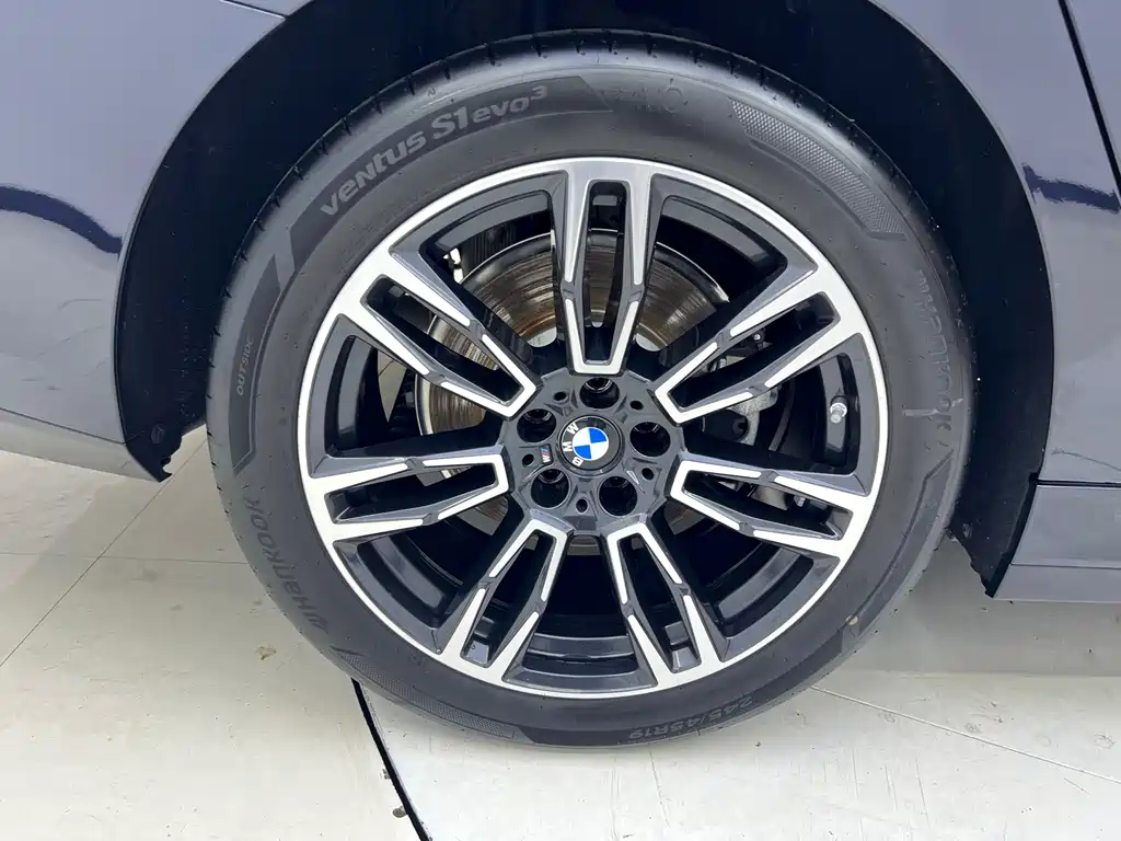 BMW 5 Series 2025 — фото 20