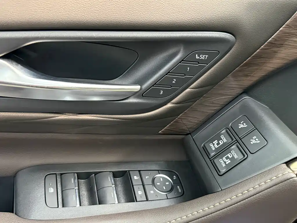 Toyota Vellfire — фото 24