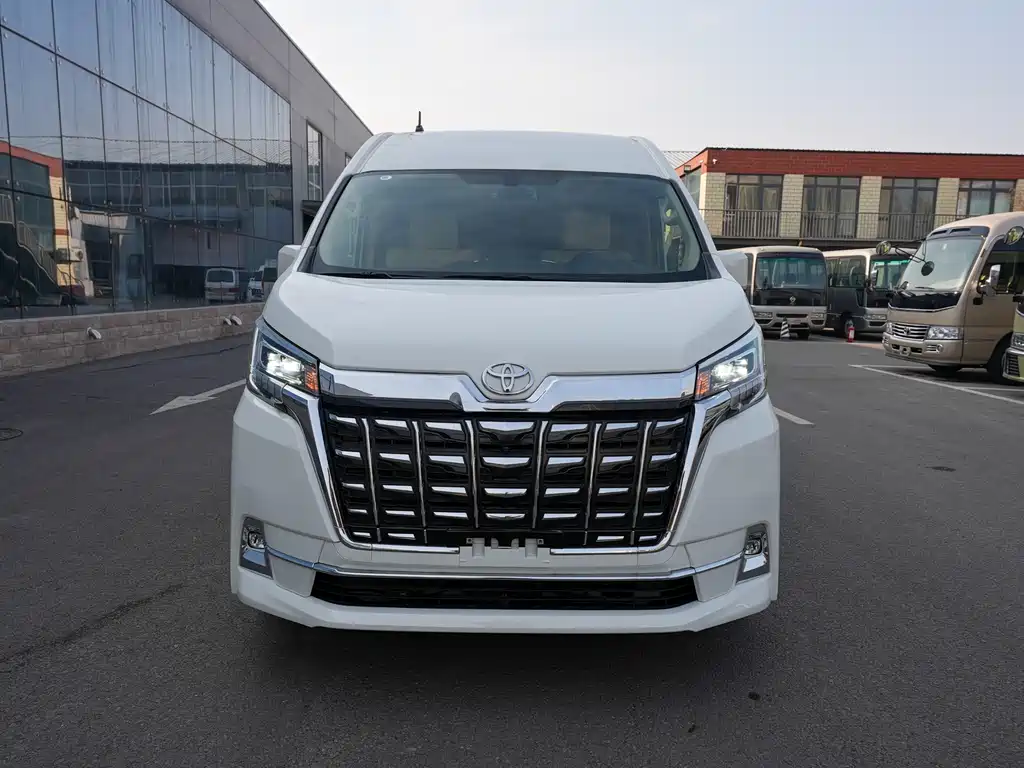 Toyota Hiace — фото 12