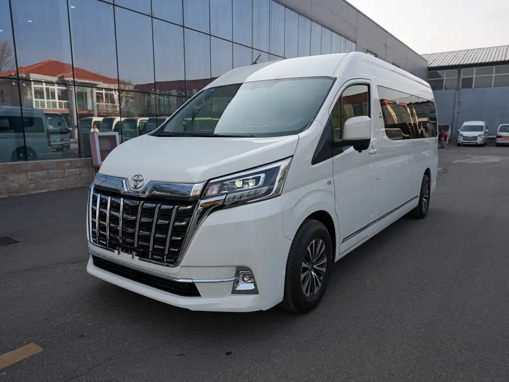 Toyota Hiace — фото 2
