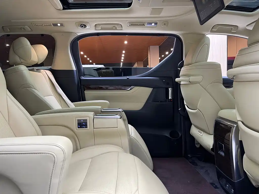 Toyota Alphard 2018 — фото 10