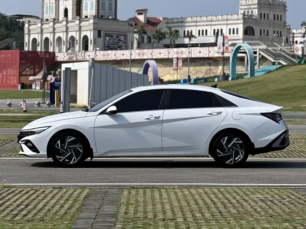 Hyundai Elantra 2023