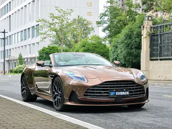 Aston Martin DB12 2025