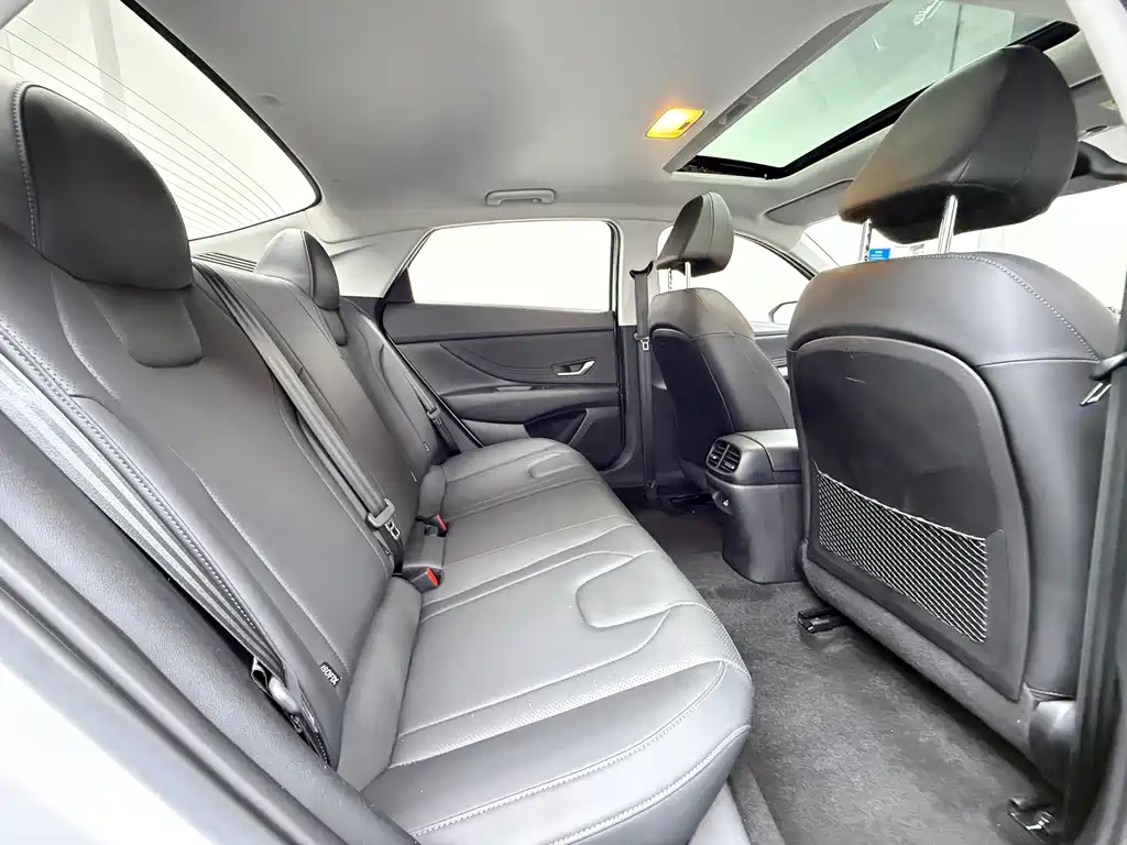 Hyundai Elantra 2022 — фото 11
