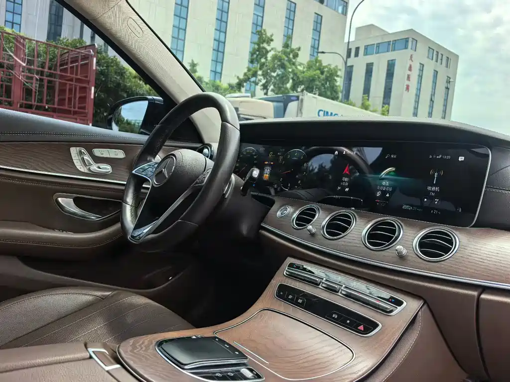 Mercedes-Benz E-Class 2023 — фото 6