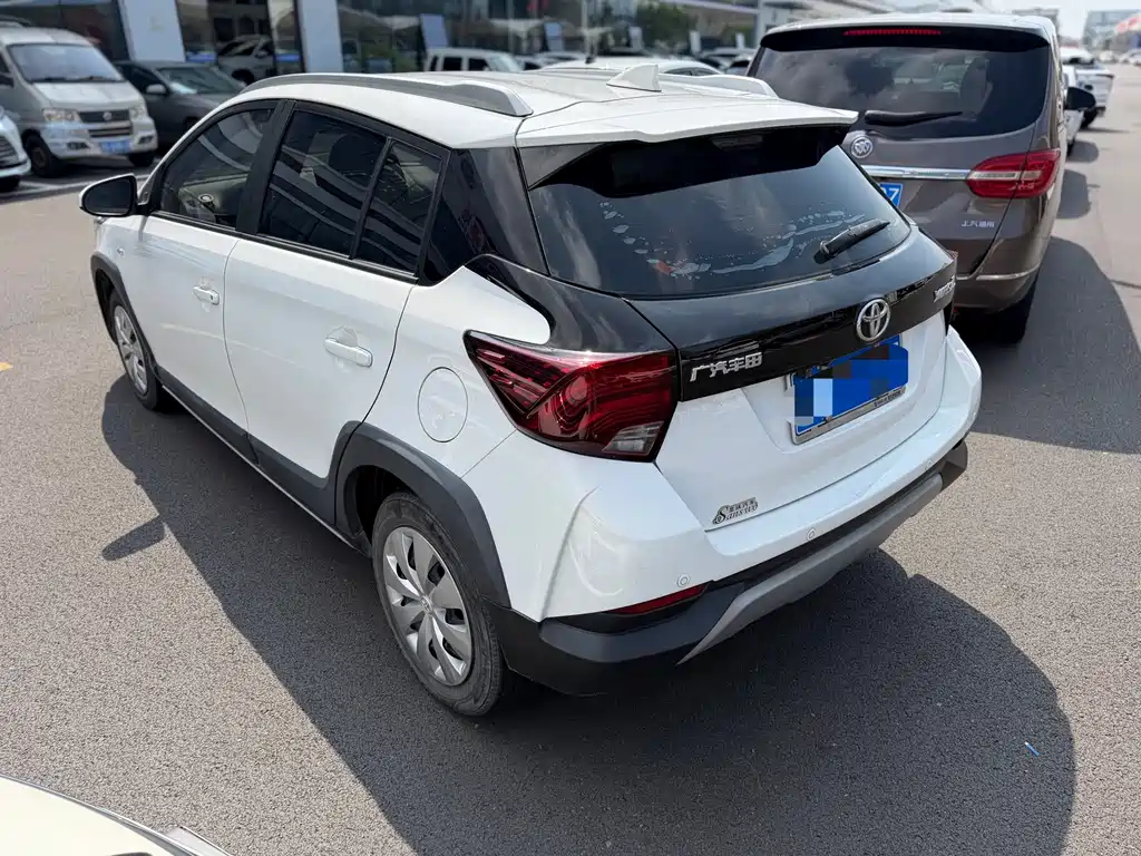 Toyota Yaris L 2022 — фото 10