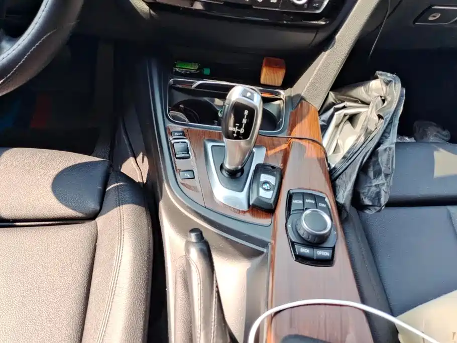 BMW 3 Series 2018 — фото 16