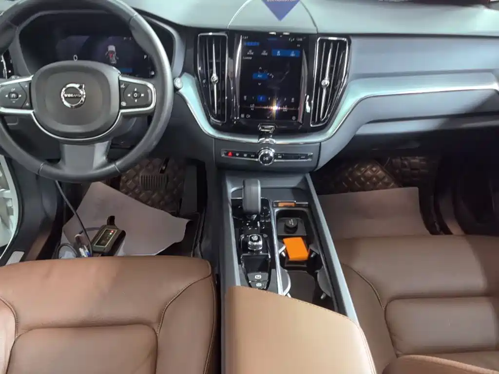 Volvo XC60 2023 — фото 10