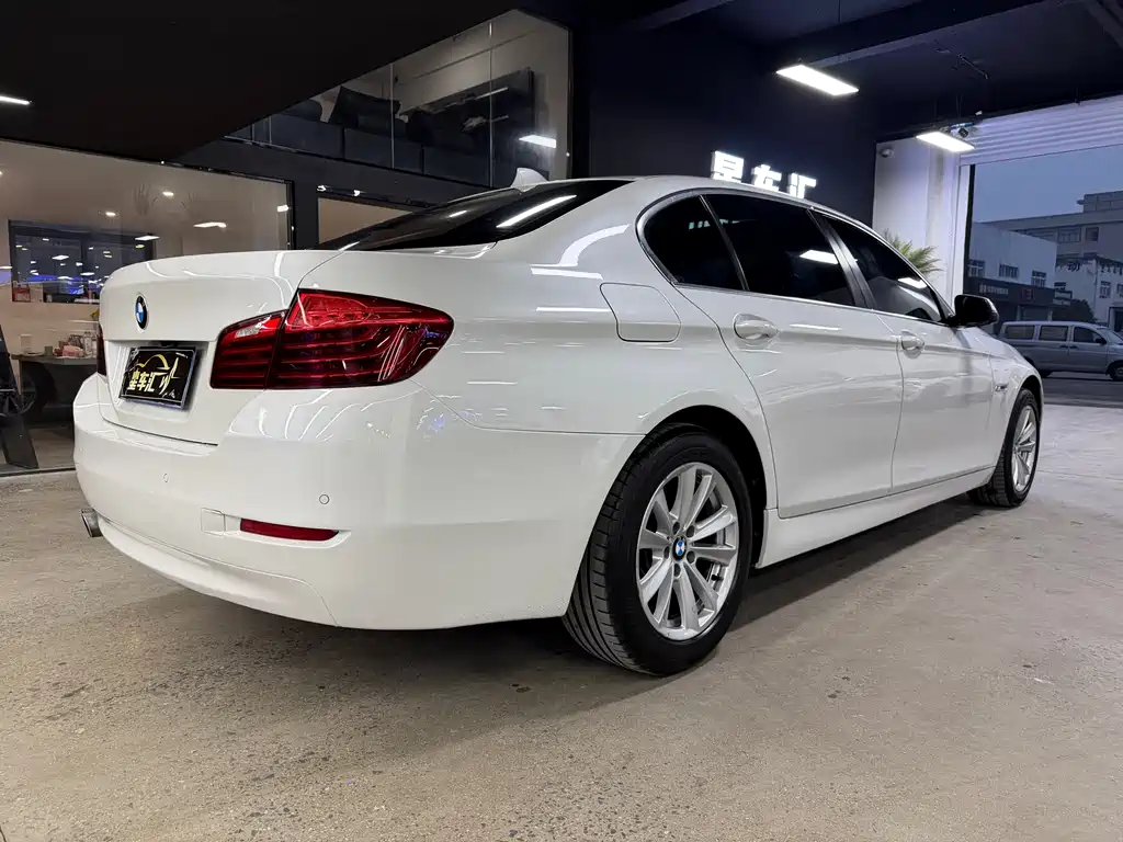 BMW 5 Series 2017 — фото 13