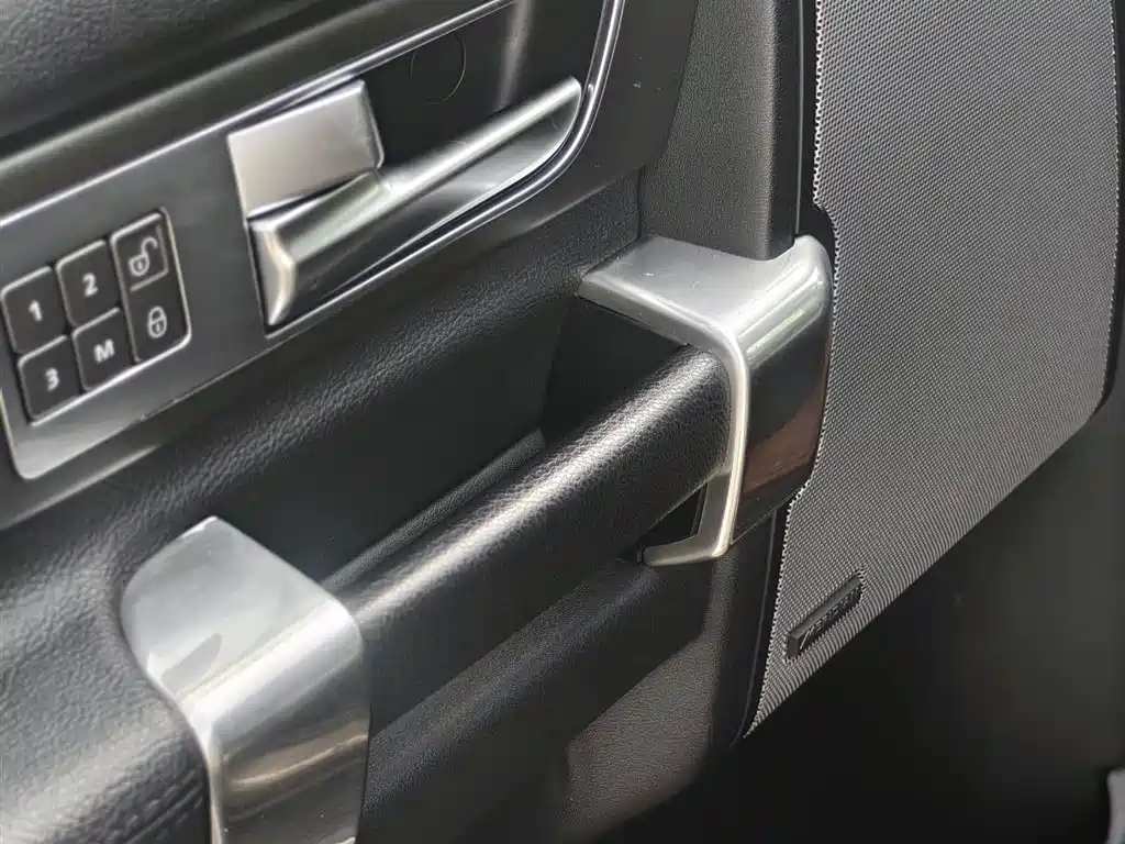 Land Rover Discovery 2016 — фото 11
