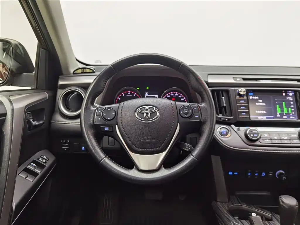Toyota RAV4 2018 — фото 11