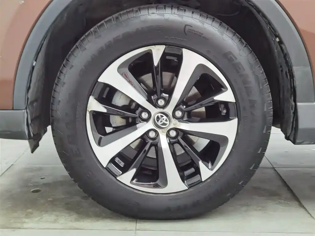 Toyota RAV4 2018 — фото 17
