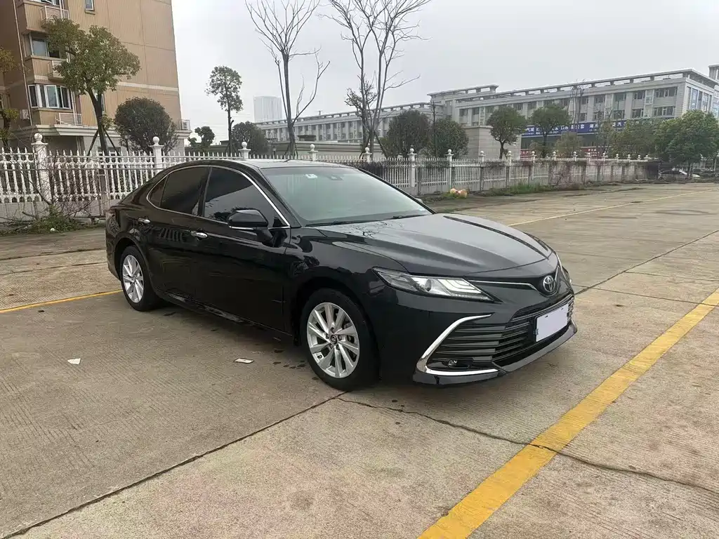 Toyota Camry 2022 — фото 1