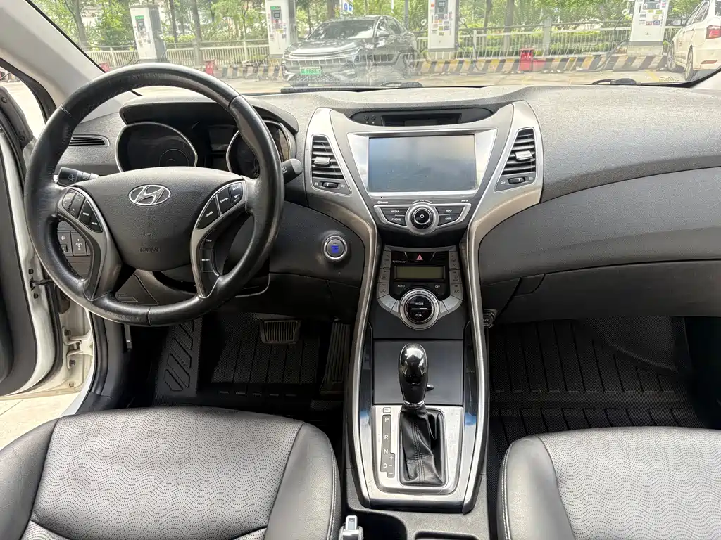Hyundai Elantra 2013 — фото 10