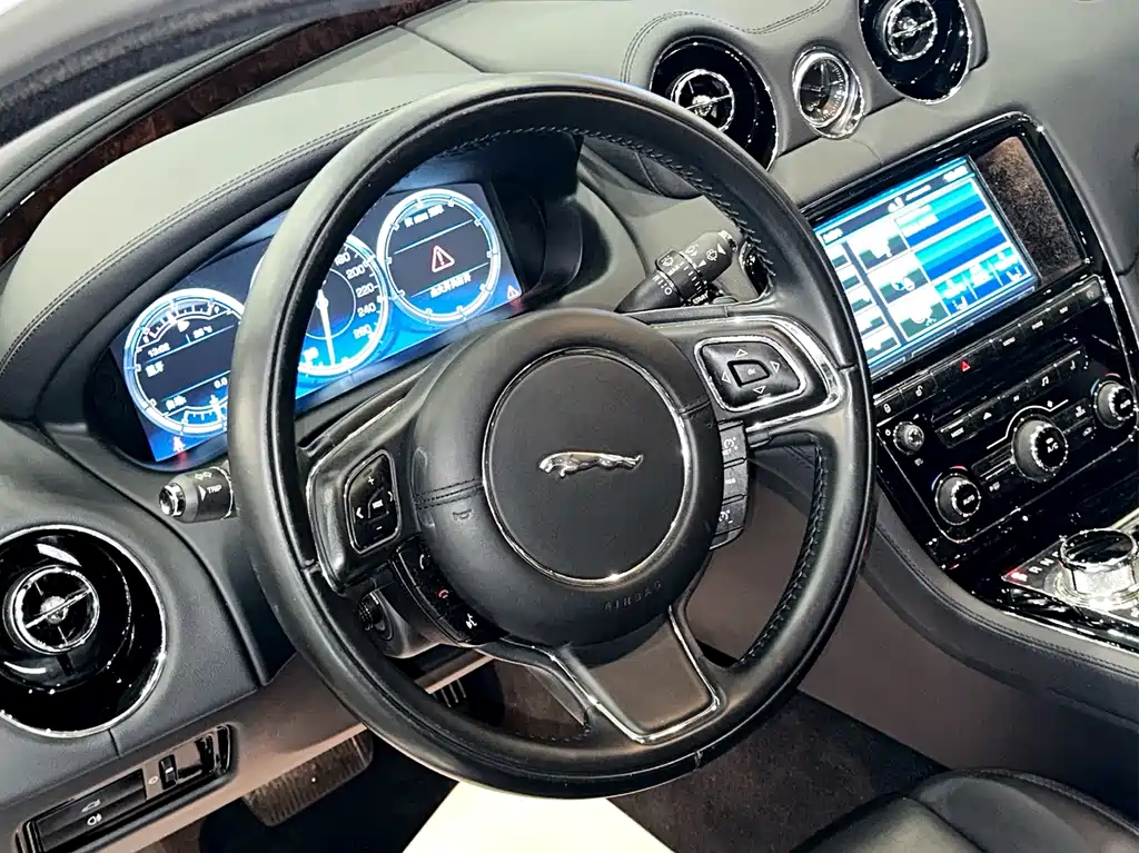 Jaguar XJ 2015 — фото 7