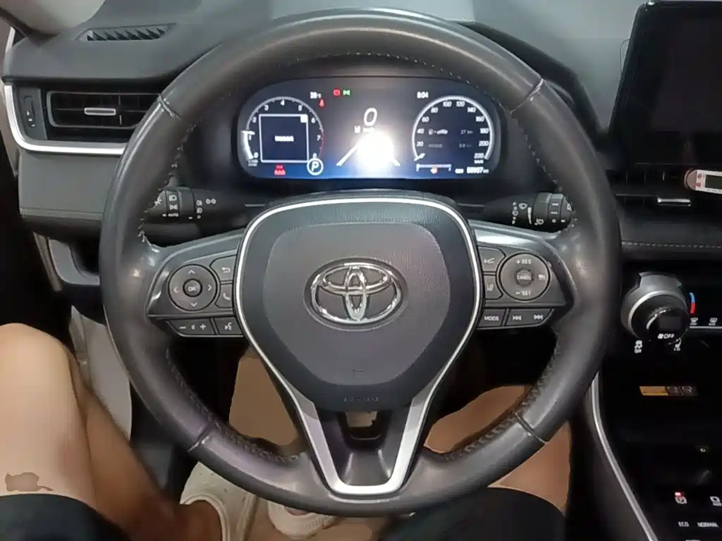 Toyota RAV4 2024 — фото 11