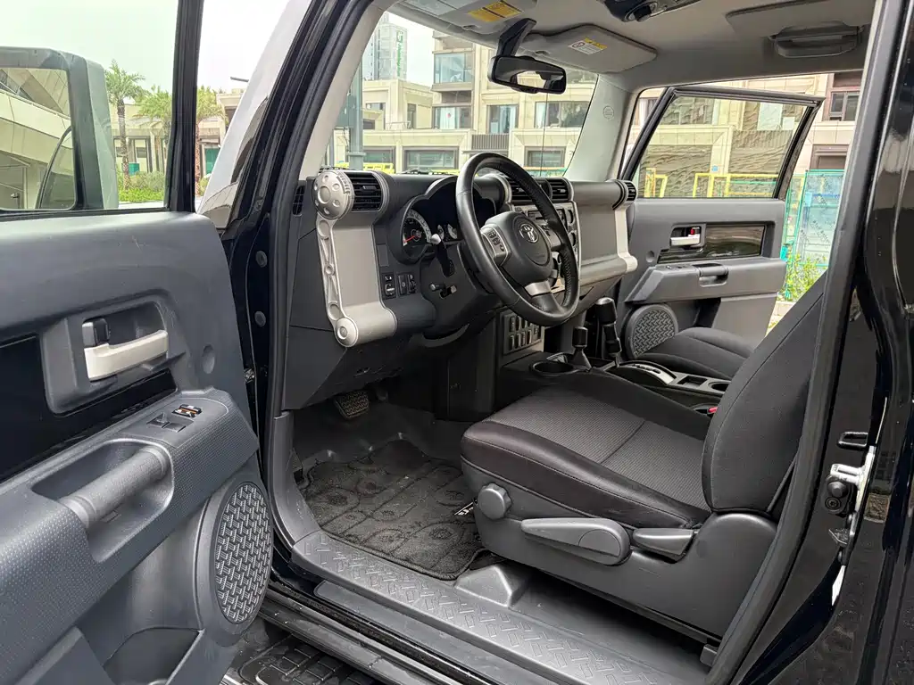 Toyota FJ Cruiser 2014 — фото 15