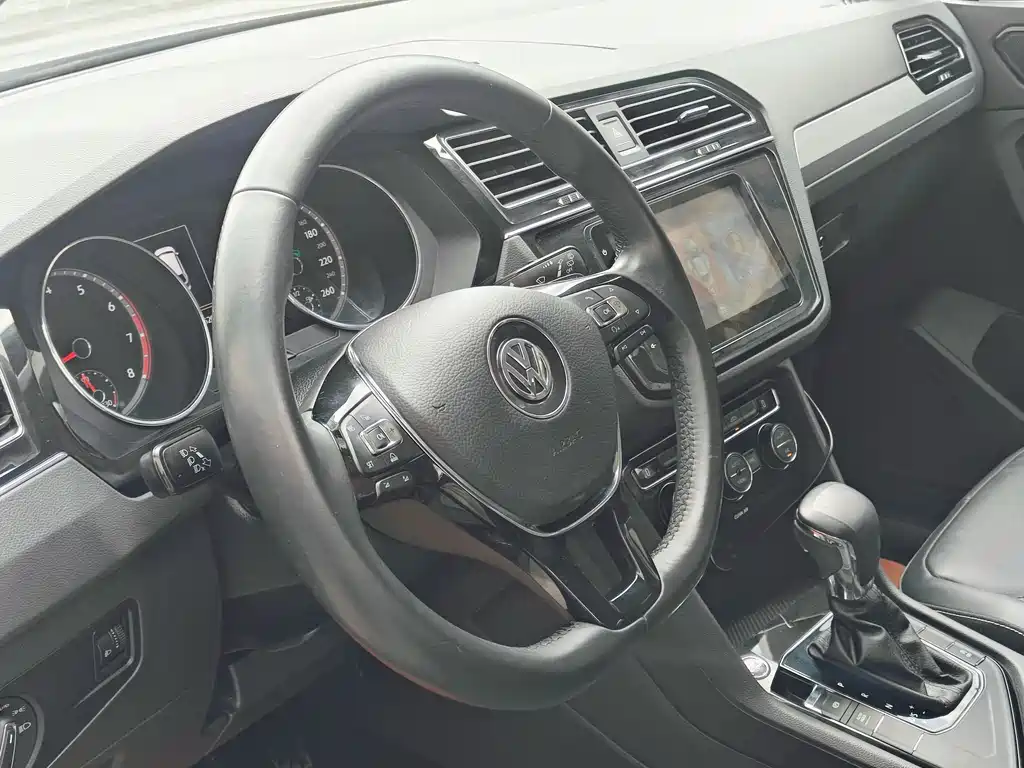 Volkswagen Tiguan L 2017 — фото 9