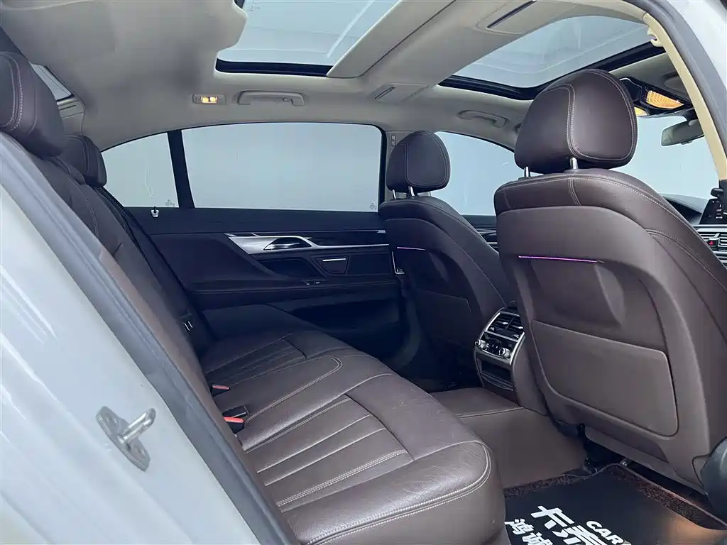 BMW 7 Series 2018 — фото 25