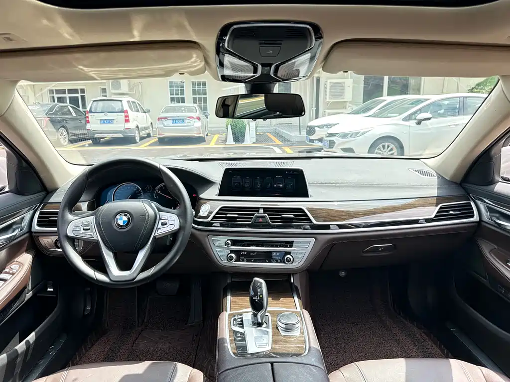 BMW 7 Series 2017 — фото 19