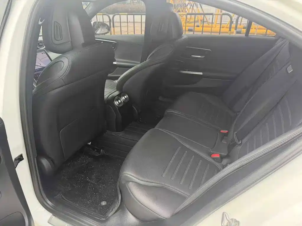 Mercedes-Benz C-Class 2023 — фото 4