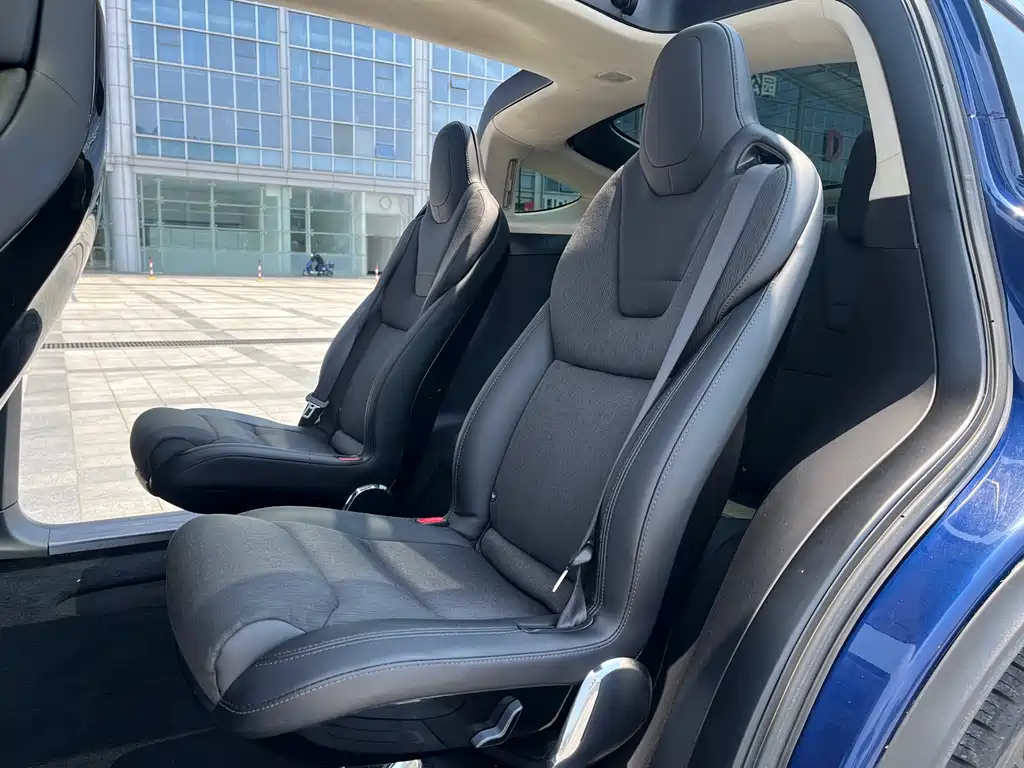 Tesla Model X 2017 — фото 13