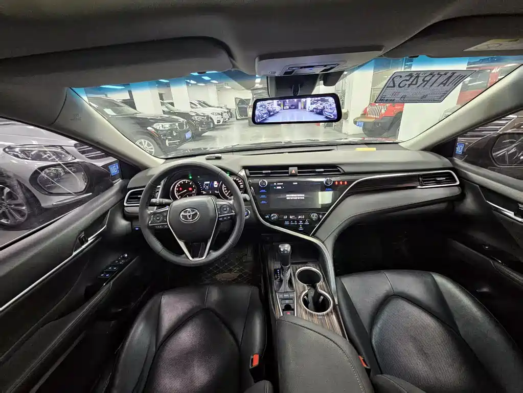 Toyota Camry 2019 — фото 12