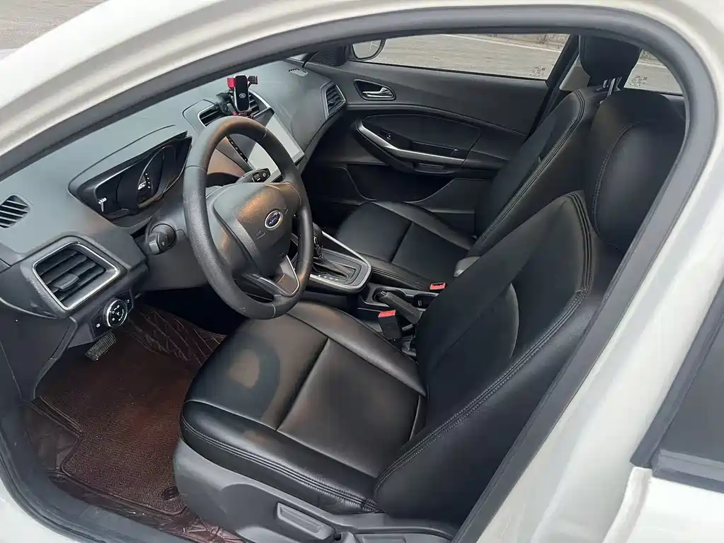 Ford Escort 2020 — фото 8