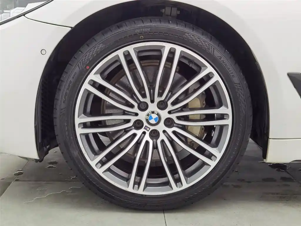 BMW 5 Series 2018 — фото 17