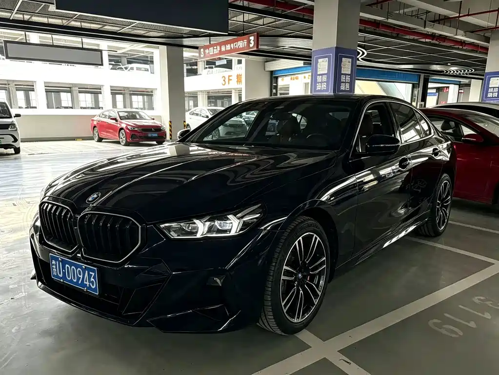 BMW 5 Series 2025 — фото 1