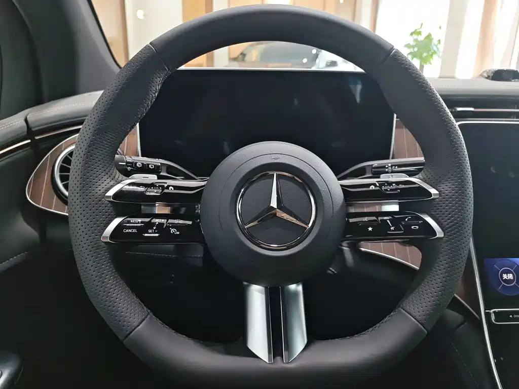 Mercedes-Benz EQE SUV 2024 — фото 11