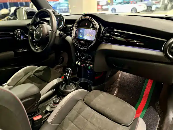 MINI MINI 2023