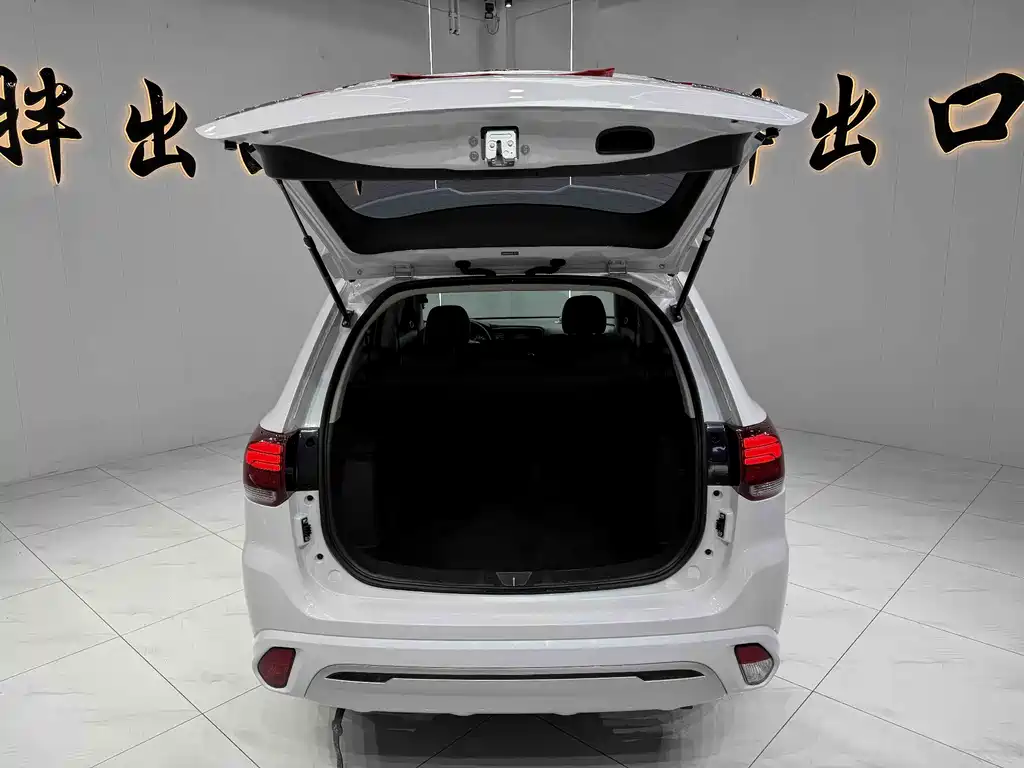Mitsubishi Outlander 2023 — фото 9