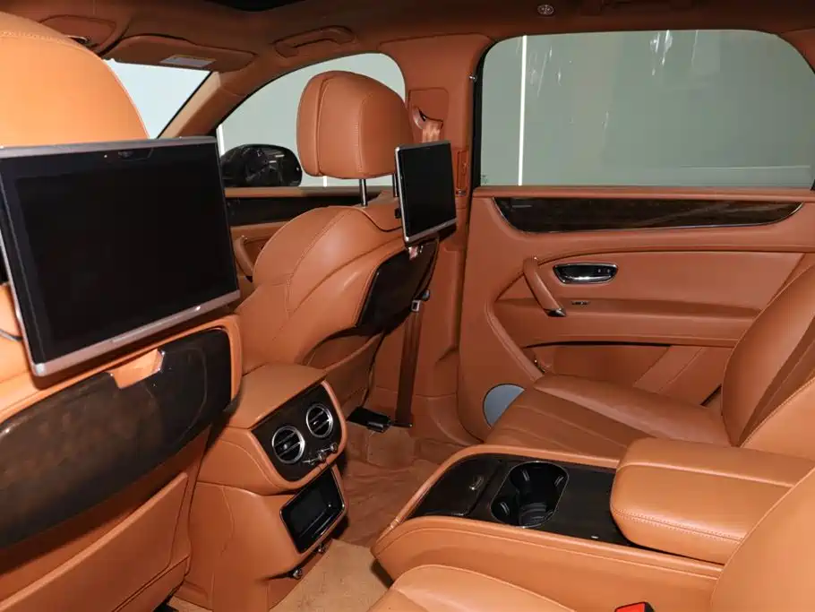 Bentley Bentayga 2018 — фото 19