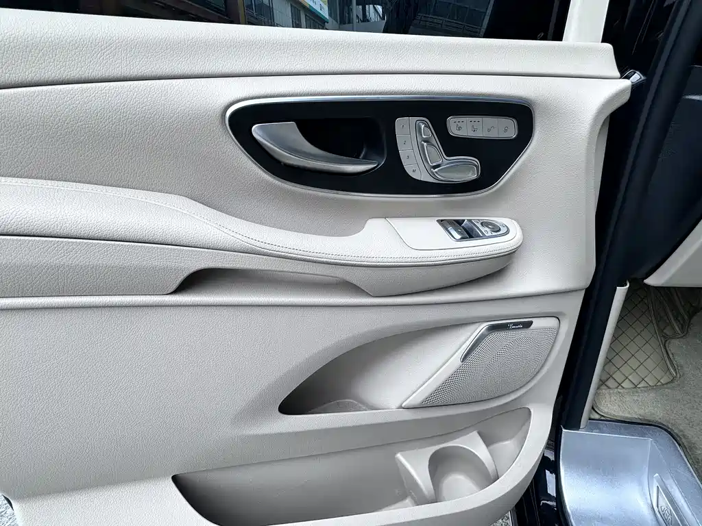 Mercedes-Benz V-Class 2022 — фото 12