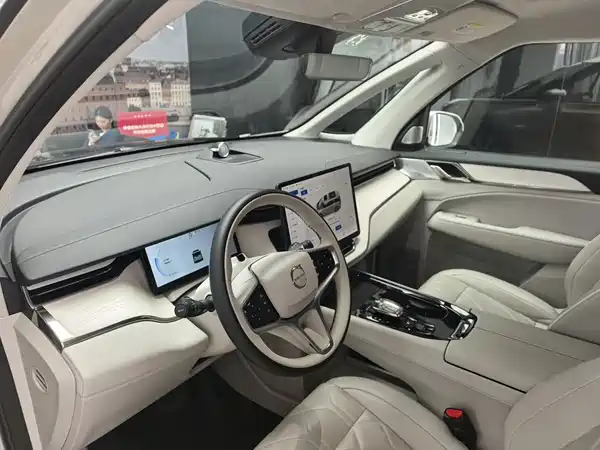 Volvo EM90 2025