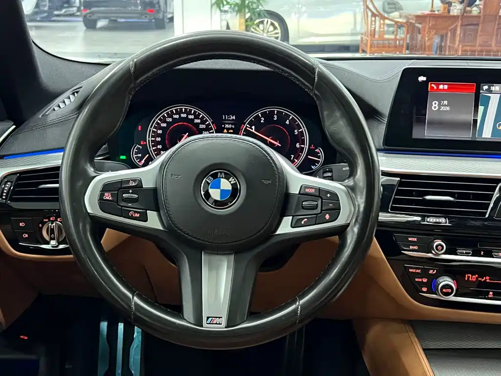 BMW 5 Series 2018 — фото 16