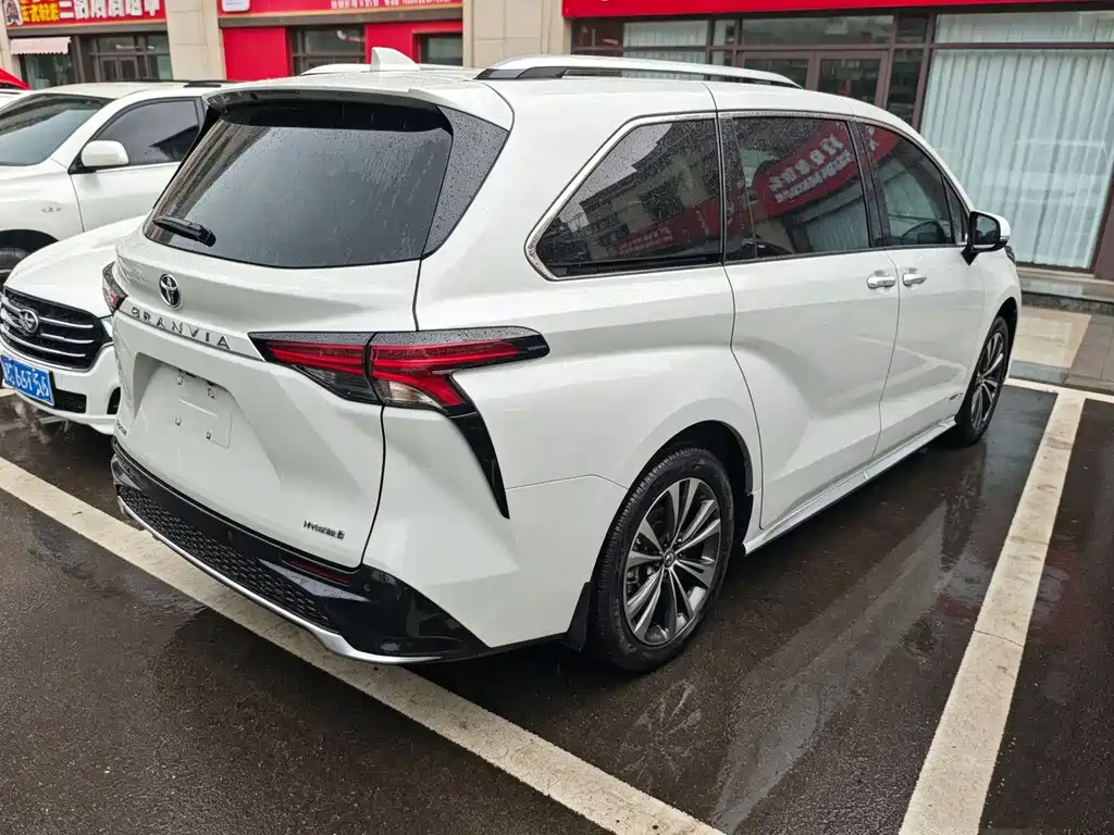 Toyota Granvia 2023