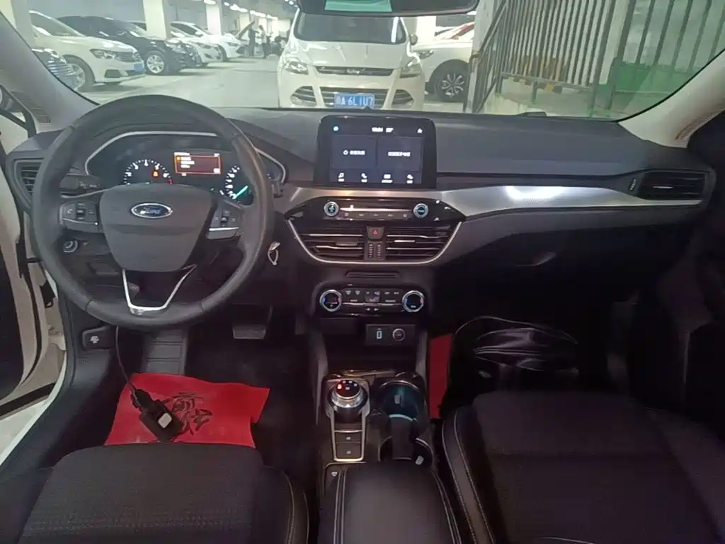 Ford Focus 2019 — фото 10