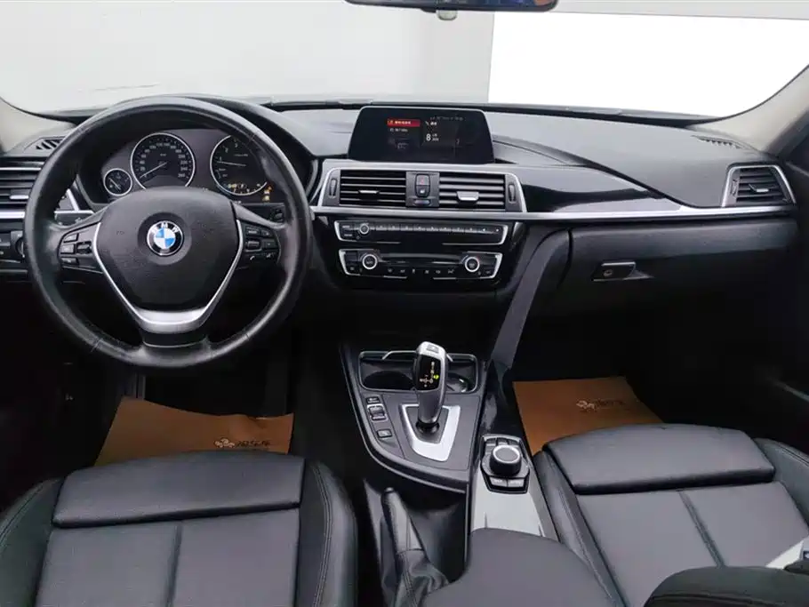 BMW 3 Series 2018 — фото 12