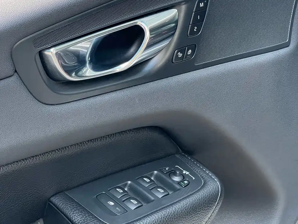 Volvo XC60 2019 — фото 10