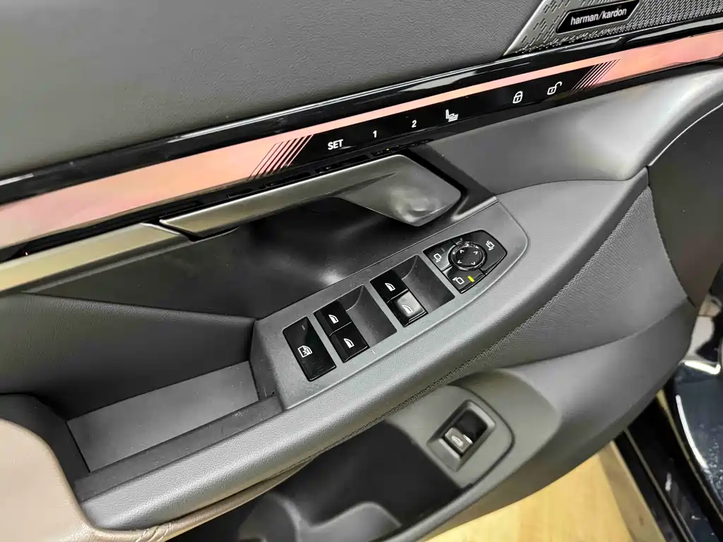 BMW 5 Series 2025 — фото 9