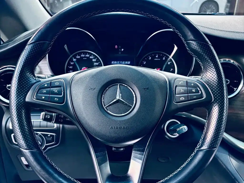 Mercedes-Benz V-Class 2022 — фото 8