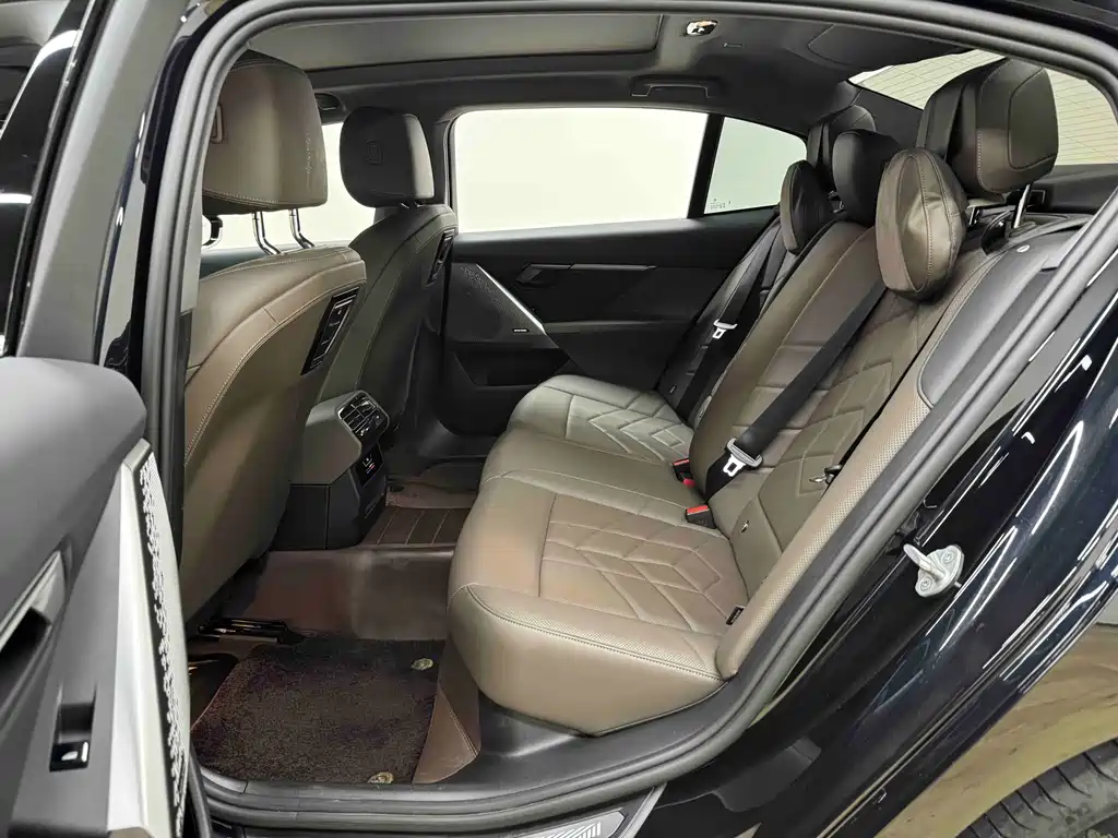 BMW 5 Series 2025 — фото 16