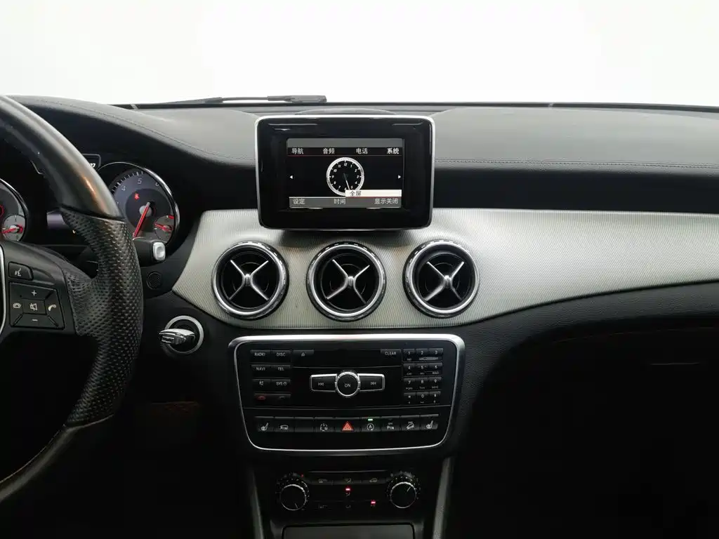 Mercedes-Benz GLA 2015 — фото 12