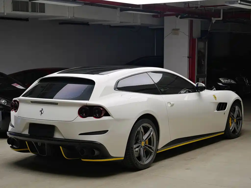 Ferrari GTC4Lusso 2017 — фото 8