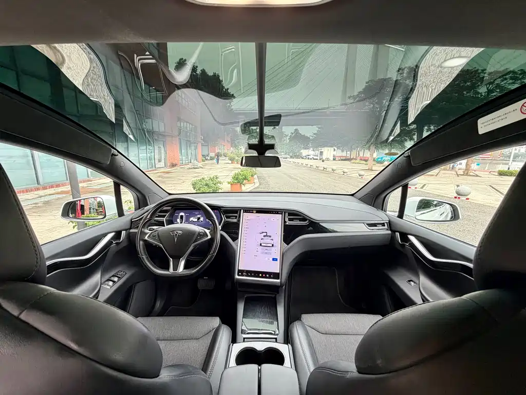 Tesla Model X 2017 — фото 11